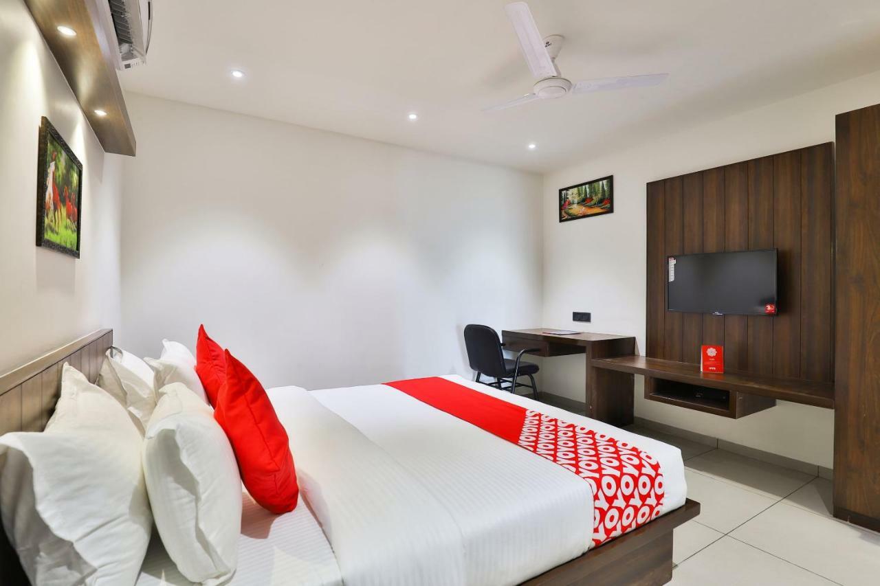 Oyo 16604 Hotel Sparsh Inn Ahmedabad Buitenkant foto
